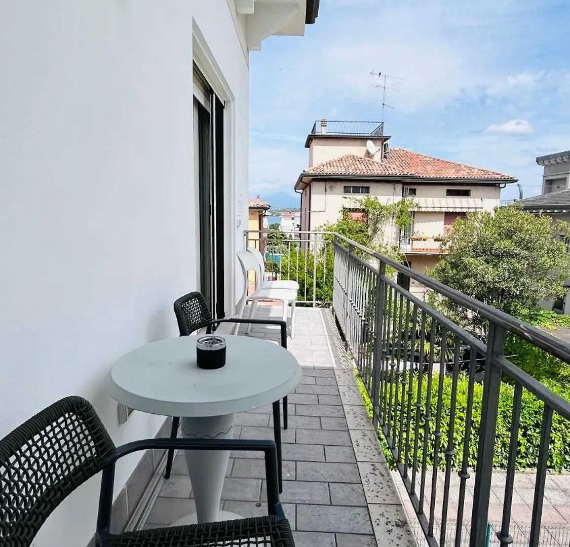 Lakeview Verdi Apartment ペスキエーラ・デル・ガルダ アパートホテル